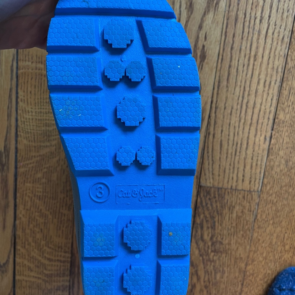 Boys size 3 cat and jacks snow boots. Worn twice !